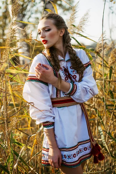 Jovem no campo de verão na roupa nacional da Bielorrússia — Fotografia de Stock