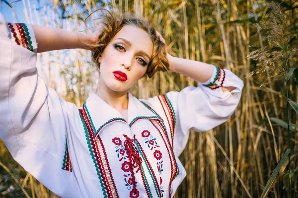 Chica joven en el campo de verano en ropa nacional Bielorrusia —  Fotos de Stock