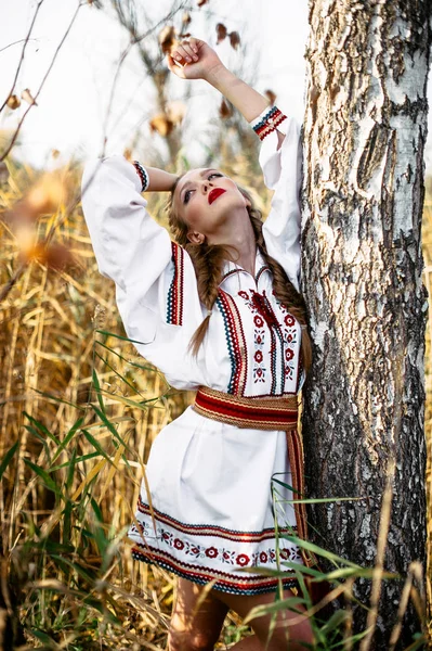 Jovem no campo de verão na roupa nacional da Bielorrússia — Fotografia de Stock