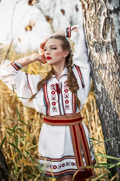 Jovem no campo de verão na roupa nacional da Bielorrússia — Fotografia de Stock