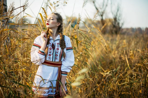 Jovem no campo de verão na roupa nacional da Bielorrússia — Fotografia de Stock