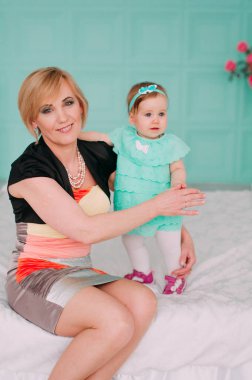 Bir büyükanne ve sekiz ay önce onun torunu portre