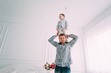 genç Baba ve oğul portre birlikte oynama. Stüdyo vurdu.