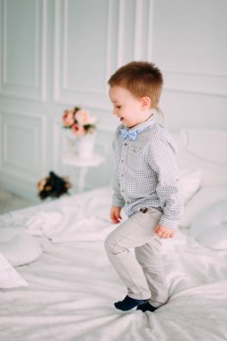 Gülen bebek çocuk eğleniyor