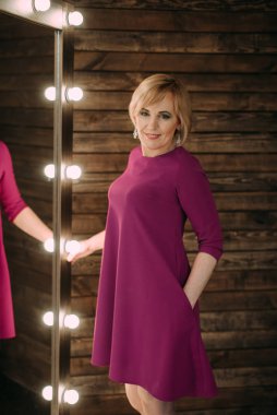 Mutlu güzel yaşlı kadın portresi 