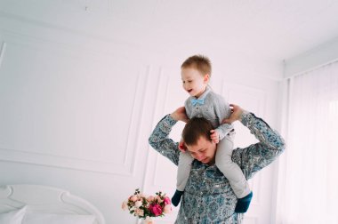 genç Baba ve oğul portre birlikte oynama. Stüdyo vurdu.