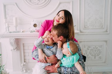 Stüdyoda birlikte vakit güzel aile portresi