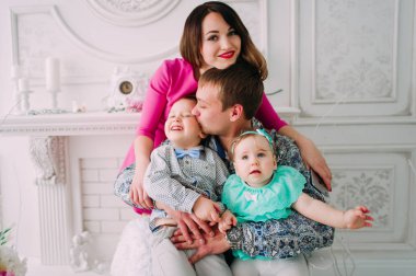 Stüdyoda birlikte vakit güzel aile portresi