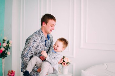 genç Baba ve oğul portre birlikte oynama. Stüdyo vurdu.