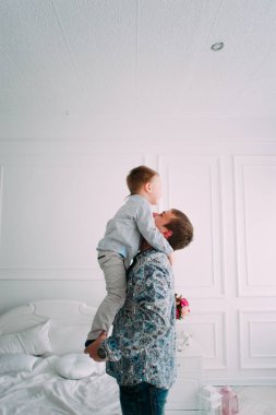 genç Baba ve oğul portre birlikte oynama. Stüdyo vurdu.