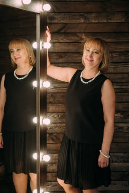 Mutlu güzel yaşlı kadın portresi 