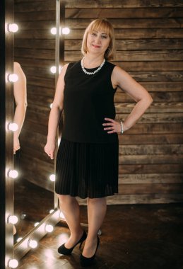 Mutlu güzel yaşlı kadın portresi 