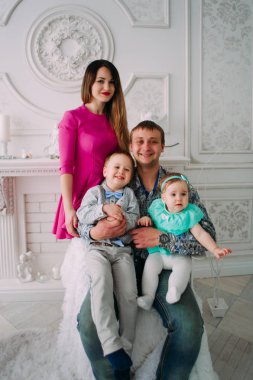 Stüdyoda birlikte vakit güzel aile portresi