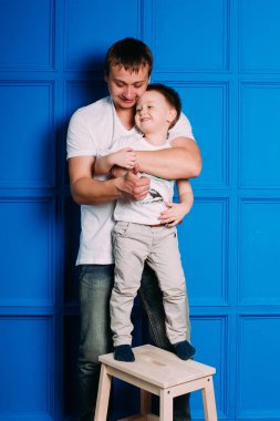 genç Baba ve oğul portre birlikte oynama. Stüdyo vurdu.