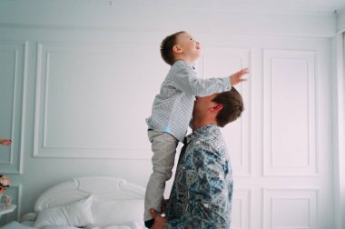 genç Baba ve oğul portre birlikte oynama. Stüdyo vurdu.