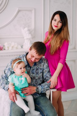 Stüdyoda birlikte vakit güzel aile portresi