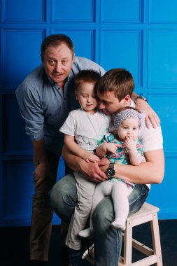 Dedesi baba ve oğul gülen ve having fun