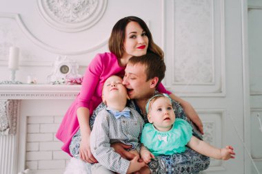 Stüdyoda birlikte vakit güzel aile portresi