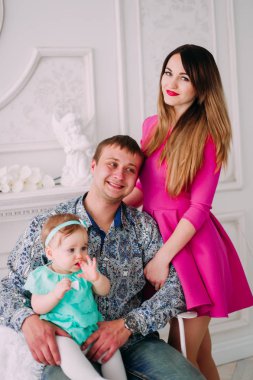 Stüdyoda birlikte vakit güzel aile portresi