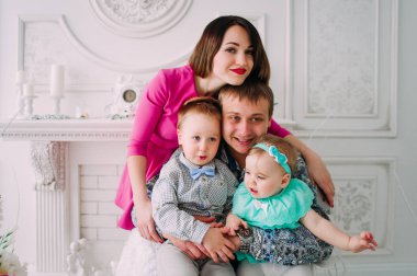 Stüdyoda birlikte vakit güzel aile portresi