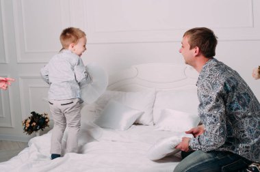 genç Baba ve oğul portre birlikte oynama. Stüdyo vurdu.