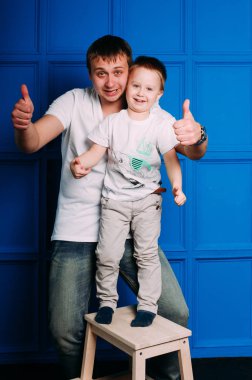 genç Baba ve oğul portre birlikte oynama. Stüdyo vurdu.