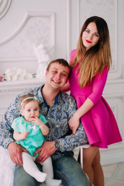 Stüdyoda birlikte vakit güzel aile portresi