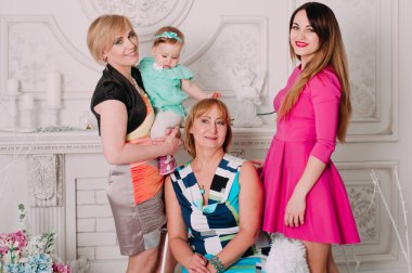 Mutlu aile kadın, üç kuşak. Moda stil stüdyo portre.