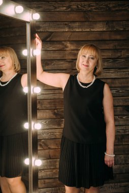 Mutlu güzel yaşlı kadın portresi 