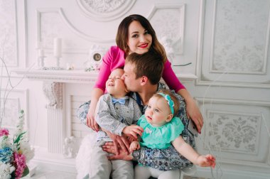 Stüdyoda birlikte vakit güzel aile portresi