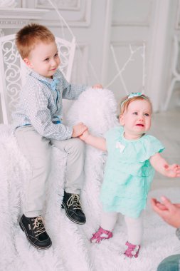 Genç ve küçük şirin todler kız Studio gülümseyen