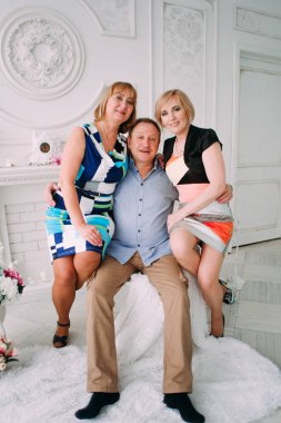 Üç üst düzey insanlar stüdyoda ayakta gülümseyen mutlu