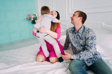 Stüdyoda birlikte vakit güzel aile portresi