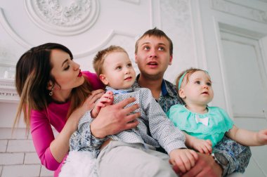 Stüdyoda birlikte vakit güzel aile portresi