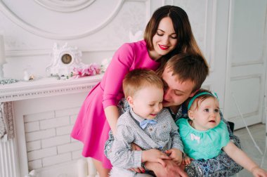 Stüdyoda birlikte vakit güzel aile portresi