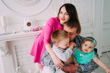 Stüdyoda birlikte vakit güzel aile portresi