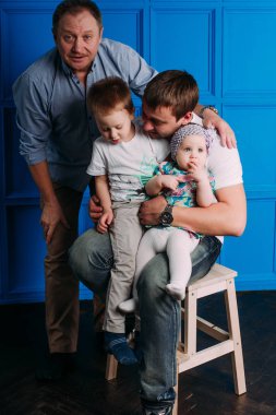 Dedesi baba ve oğul gülen ve having fun