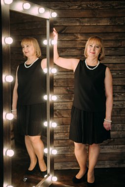 Mutlu güzel yaşlı kadın portresi 