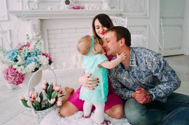 Stüdyoda birlikte vakit güzel aile portresi