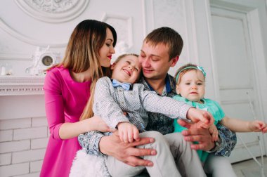 Stüdyoda birlikte vakit güzel aile portresi