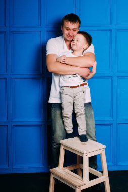 genç Baba ve oğul portre birlikte oynama. Stüdyo vurdu.