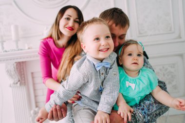 Stüdyoda birlikte vakit güzel aile portresi