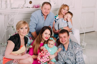 Geniş aile birlikte rahatlatıcı, şömine