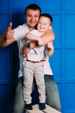 genç Baba ve oğul portre birlikte oynama. Stüdyo vurdu.