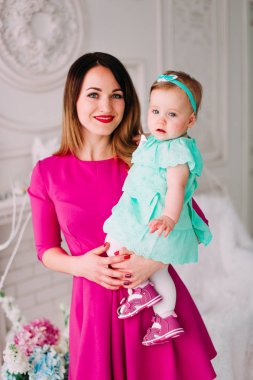 Anne ve bebek portre portre, mutlu yüzler, Avrupa aile resmi, sevimli küçük kız, anne ve çocuk kapalı eğleniyor, anne sevinç, tutan küçük çocuk, sağlıklı yürümeye başlayan çocuk ve anne, mutluluk konsantrasyon