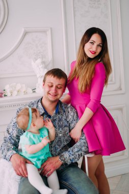 Stüdyoda birlikte vakit güzel aile portresi