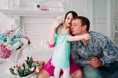 Stüdyoda birlikte vakit güzel aile portresi