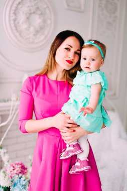 Anne ve bebek portre portre, mutlu yüzler, Avrupa aile resmi, sevimli küçük kız, anne ve çocuk kapalı eğleniyor, anne sevinç, tutan küçük çocuk, sağlıklı yürümeye başlayan çocuk ve anne, mutluluk konsantrasyon
