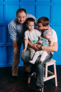 Dedesi baba ve oğul gülen ve having fun