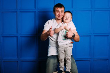 genç Baba ve oğul portre birlikte oynama. Stüdyo vurdu.